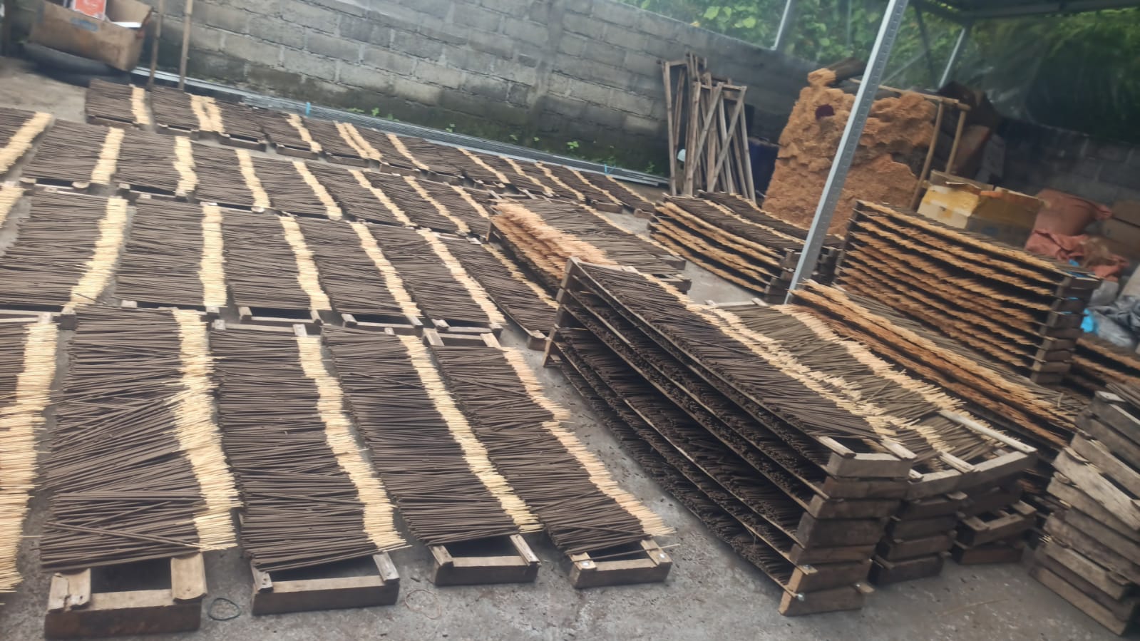Proses setelah cetak dupa mentah, wajib di keringkan di bawah sinar matahari yang cukup, untuk menjaga dupa tidak tumbuh jamur, bisa juga proses oven jika cuaca tidak mendukung proses pengeringan..