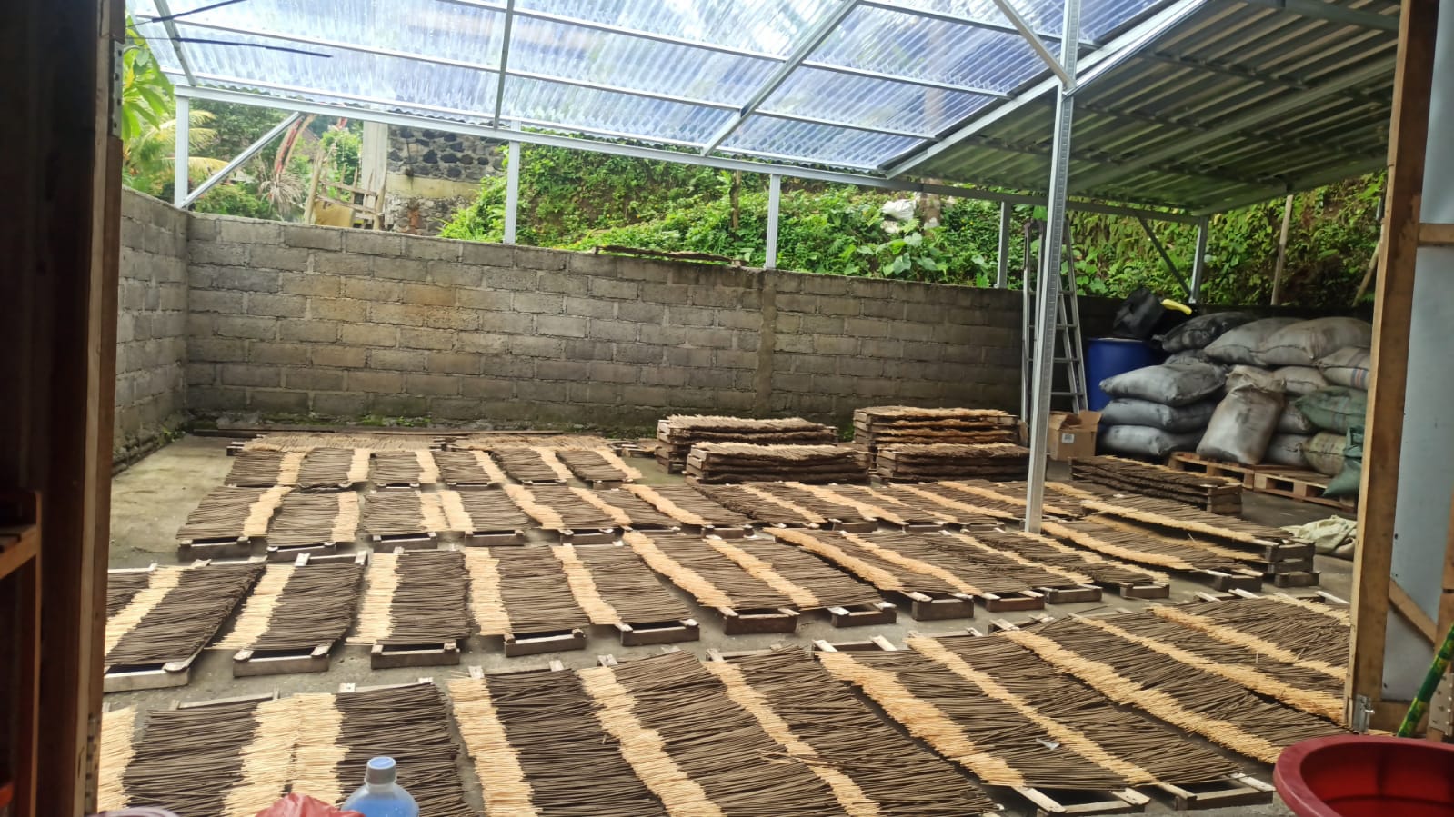 Proses setelah cetak dupa mentah, wajib di keringkan di bawah sinar matahari yang cukup, untuk menjaga dupa tidak tumbuh jamur, bisa juga proses oven jika cuaca tidak mendukung proses pengeringan..