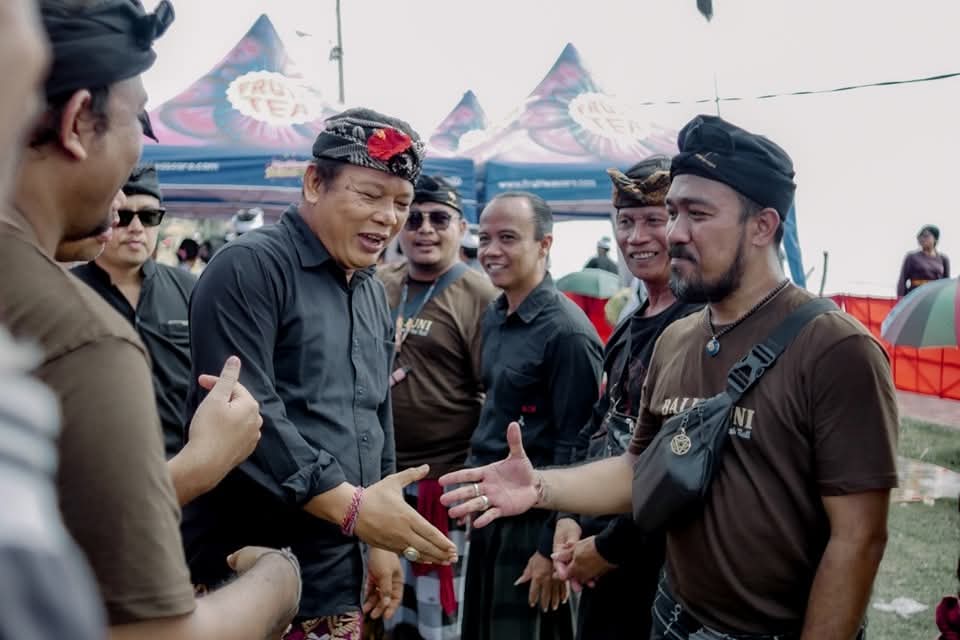 Salah satu kegiatan bakti kita terhadap tanah Bali dan lingkungan bersama bpk kmg Merta jiwa - tim sejiwa dan dukungan dari guru pandu sebagai wakil bupati karangasem serta rekan Bali nguni. Trimakasih
