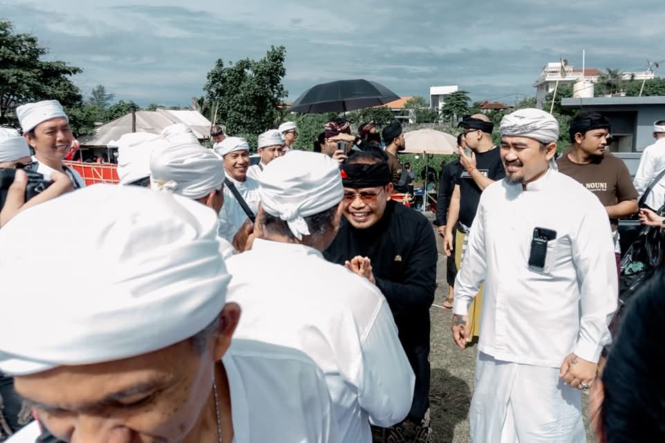 Salah satu kegiatan bakti kita terhadap tanah Bali dan lingkungan bersama bpk kmg Merta jiwa - tim sejiwa dan dukungan dari guru pandu sebagai wakil bupati karangasem serta rekan Bali nguni. Trimakasih