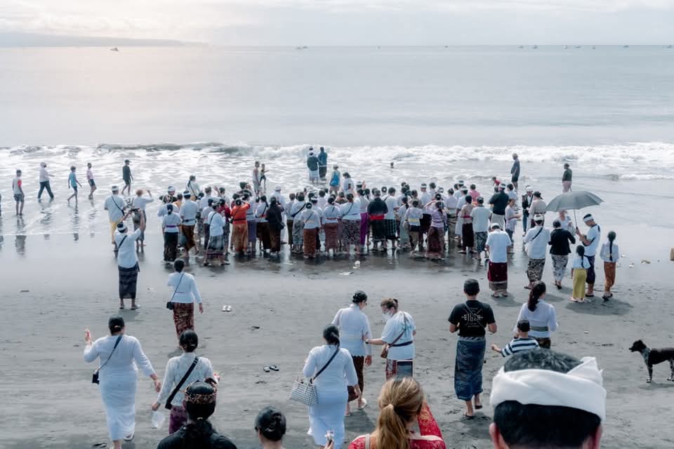 Salah satu kegiatan bakti kita terhadap tanah Bali dan lingkungan bersama bpk kmg Merta jiwa - tim sejiwa dan dukungan dari guru pandu sebagai wakil bupati karangasem serta rekan Bali nguni. Trimakasih